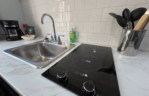 Turner Park Apartment | Bright & Comfortable Bungalow!