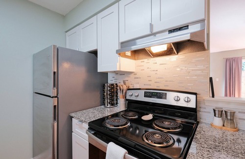 Ferry Pass Condo | Bright & Comfortable Retreat for up to 7 + a baby, Close to Everything!