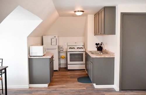 Pittsburgh Apartment | Bright, Comfy Space for 3 | Budget-Friendly Stay