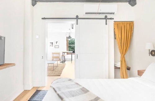 Yamacraw Village Condo | Bright Condo in the Heart of Historic Savannah
