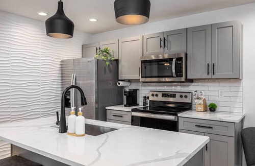 Hillsboro Village Apartment | Bright Condo with 3 Beds 2 Bedrooms + Walk to Grocery