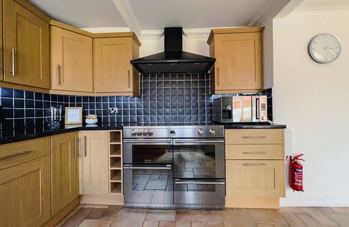 Tangmere House | Bright & Cosy ~ Jacuzzi ~ Log Burner ~ King Beds!