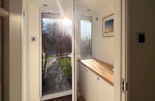 Tangmere House | Bright & Cosy ~ Jacuzzi ~ Log Burner ~ King Beds!