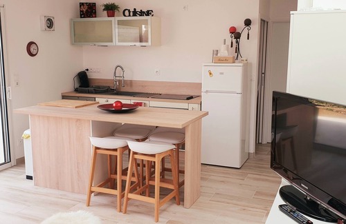 Dompierre-sur-Mer Apartment | Bright cottage with terrace and garden