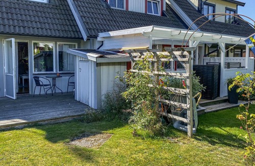 Sjotorp House | Bright cottage in two floors, located only 500 m from lake Vänern.