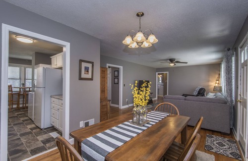 West Columbia House | Bright, Cozy House w/Large Fenced Backyard!