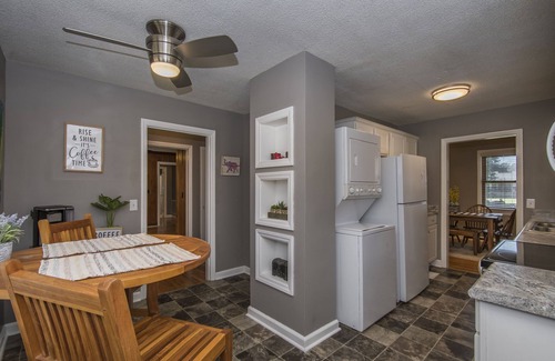 West Columbia House | Bright, Cozy House w/Large Fenced Backyard!