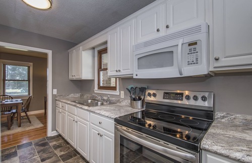 West Columbia House | Bright, Cozy House w/Large Fenced Backyard!