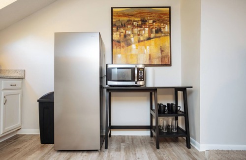 Lee's Summit House | Bright & Cozy Suite-5 Min to Downtown Lee’s Summit