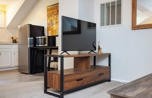 Lee's Summit House | Bright & Cozy Suite-5 Min to Downtown Lee’s Summit