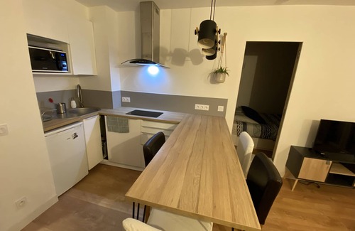 Saint Michel House | Bright downtown T2 near metro