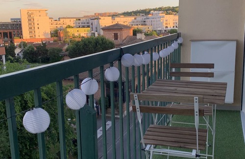 Saint Michel House | Bright downtown T2 near metro