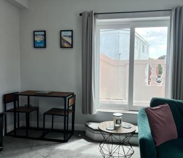 Wimborne Apartment | Bright, first floor, one bedroom flat in Wimborne
