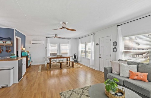 Jamaica Beach House | Bright Jamaica Beach Getaway Less Than 1 Mi to Shore!