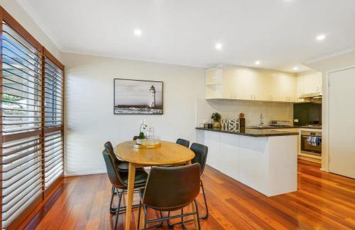 Balwyn House | Bright & Lovely @ Balwyn Townhouse w parking BBQ