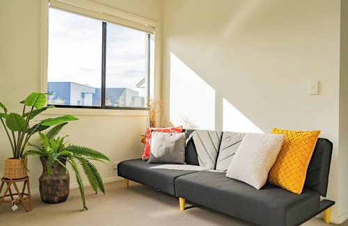 Woodville West House | Bright & Modern 2BR House – Ideal for Families, Free Parking & Fast WiFi