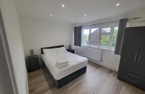 Sutton Central Apartment | Bright Modern 3 Bedroom Apartment