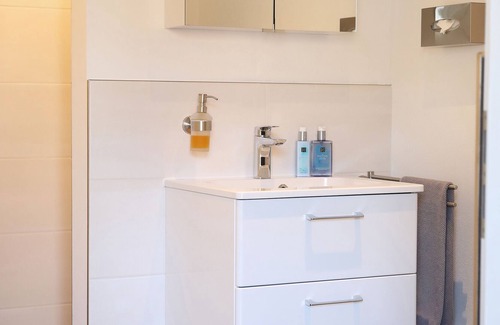 Harburg Apartment | Bright, modern apartment in a quiet location with a south-facing terrace
