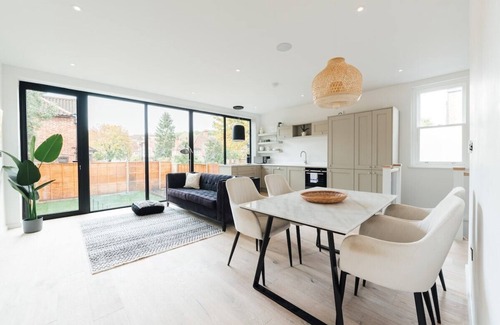 Forest Hill Apartment | Bright & Modern | Honor Oak Apt