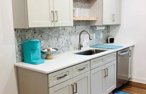 Lynn House | Bright New Cozy Cottage - 1/2 mi from downtown.