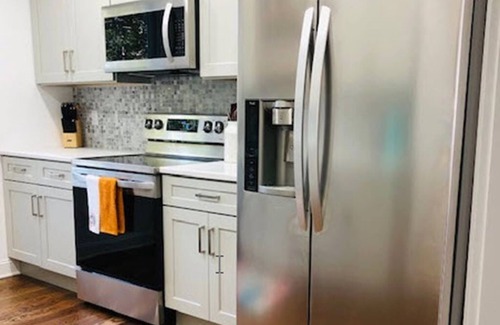 Lynn House | Bright New Cozy Cottage - 1/2 mi from downtown.