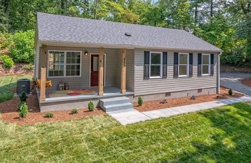 Lynn House | Bright New Cozy Cottage - 1/2 mi from downtown.