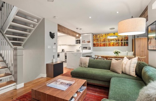 West End House | Bright, newly renovated, luxury West End 4 bedroom townhome.
