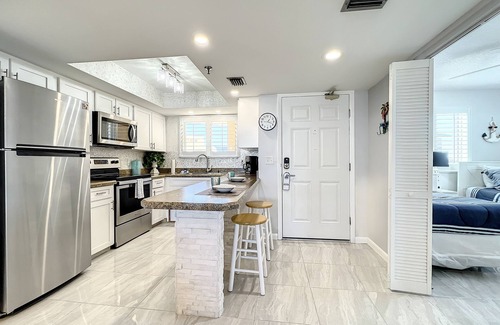 Horton Shores Condo | Bright Oceanview Condo Steps to Sand & Flagler Dining Scene