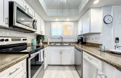 Horton Shores Condo | Bright Oceanview Condo Steps to Sand & Flagler Dining Scene
