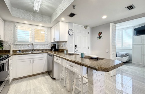Horton Shores Condo | Bright Oceanview Condo Steps to Sand & Flagler Dining Scene