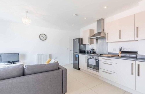 Langley Marish Apartment | Bright Penthouse with Two Bedrooms