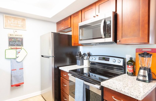 Bull Mountain Apartment | Bright*Private*Stylish 2BR Flat W/Fenced Yard Near Washington Square