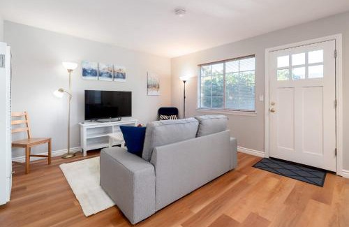 Shoreline West House | Bright Quiet Comfy 1BR Cottage in Mountain View