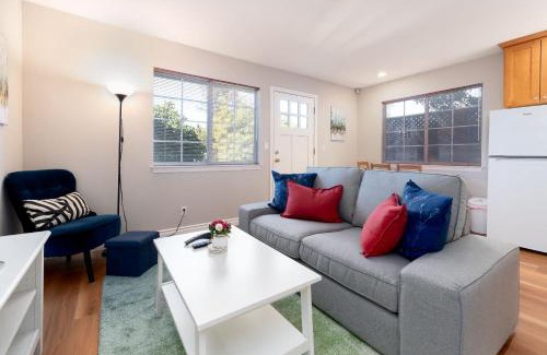 Shoreline West House | Bright Quiet Comfy 1BR Cottage in Mountain View
