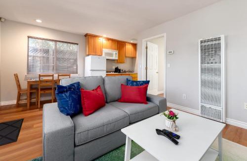 Shoreline West House | Bright Quiet Comfy 1BR Cottage in Mountain View