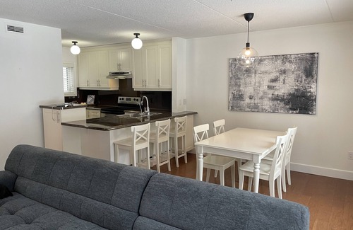 Collingwood Condo | Bright, renovated! LIGHTHOUSE POINT. Attached garage, nature, garden walk out.