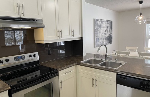 Collingwood Condo | Bright, renovated! LIGHTHOUSE POINT. Attached garage, nature, garden walk out.