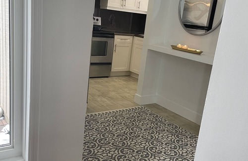 Collingwood Condo | Bright, renovated! LIGHTHOUSE POINT. Attached garage, nature, garden walk out.