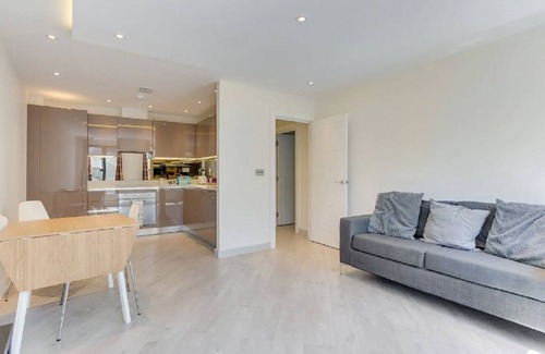 Tower Hamlets Apartment | Bright & Spacious 1BD Apartment in Zone 2 - Close to the Tube Station