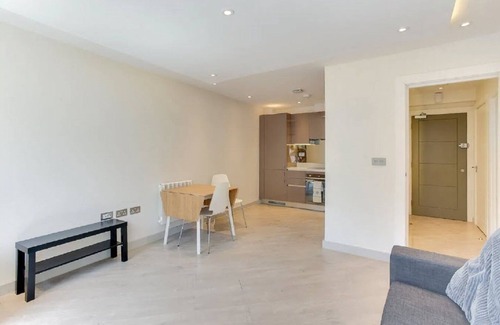 Tower Hamlets Apartment | Bright & Spacious 1BD Apartment in Zone 2 - Close to the Tube Station