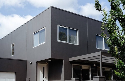 Traralgon House | Bright & spacious 3 br townhouse prime CBD location