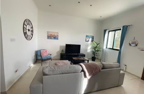 Pembroke Apartment | Bright, Spacious, and Modern Maisonette in Pembroke