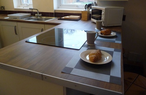 Lower Wick House | Bright spacious home, enclosed garden & parking