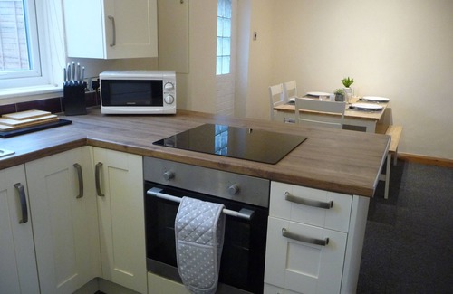 Lower Wick House | Bright spacious home, enclosed garden & parking