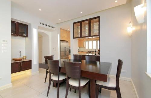 Rehavia Apartment | Bright, Spacious, & Homey Central Rechavia Residence