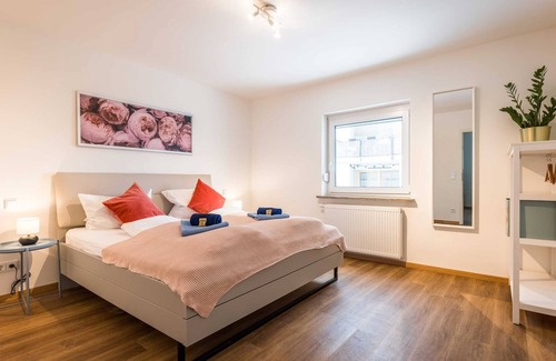 Lechhausen-Ost Apartment | ☆ BRIGHT: Spacious & Luxury - Kitchen | Parking | Netflix | Balcony/Patio