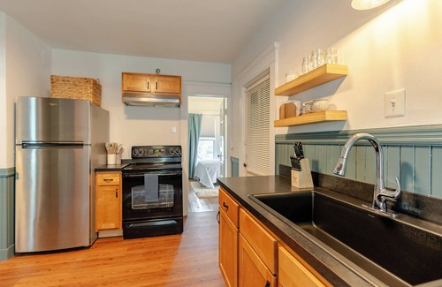 Eastside Apartment | Bright & Spacious near SU, Hospi