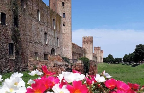 Montagnana House | Bright Studio Apartment “Le Cà De Boron Standard Relax Apartment” in Historical Centre with Wi-Fi