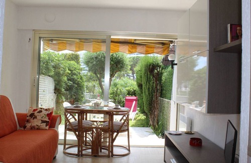 Villeneuve Loubet Beach Apartment | Bright Studio with Garden View, 3min to Beach