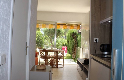 Villeneuve Loubet Beach Apartment | Bright Studio with Garden View, 3min to Beach
